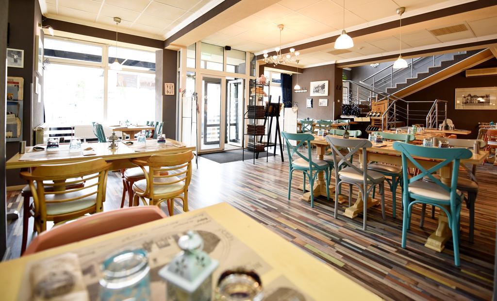 Artmotel & Bistro Haţeg Extérieur photo